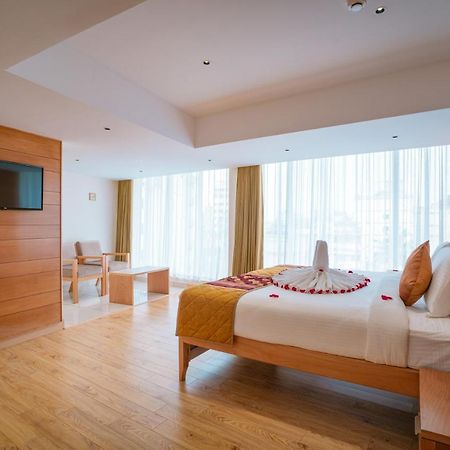 Townbridge Hotels & Suites Kochi Exterior foto