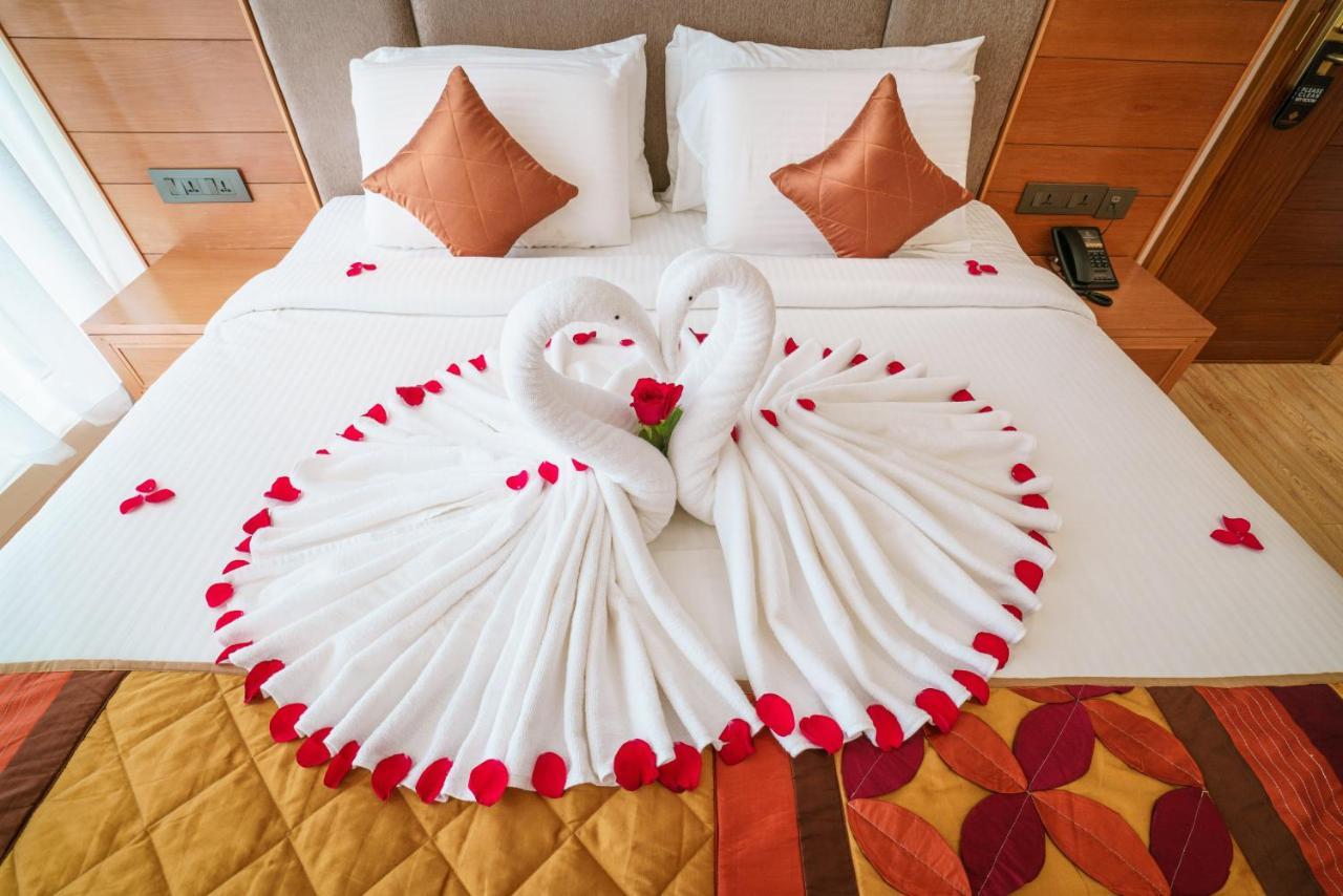 Townbridge Hotels & Suites Kochi Exterior foto