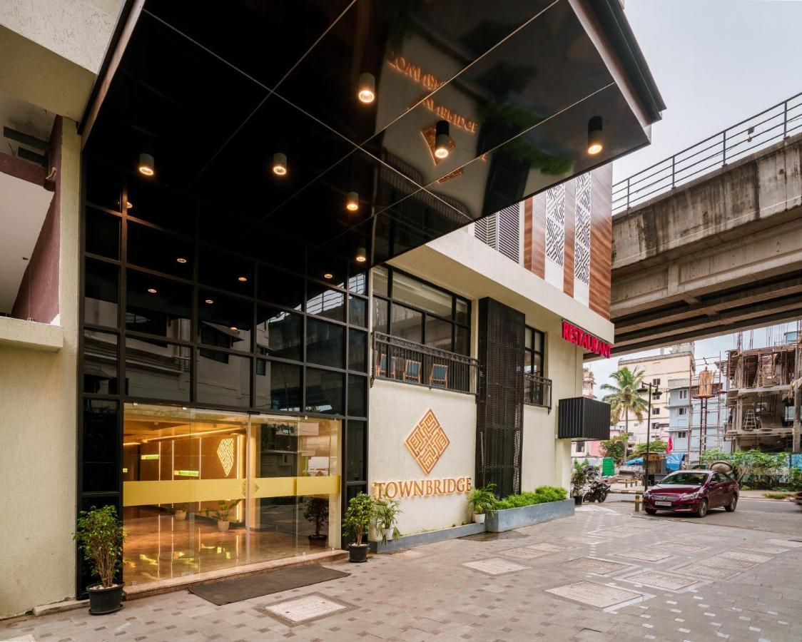 Townbridge Hotels & Suites Kochi Exterior foto