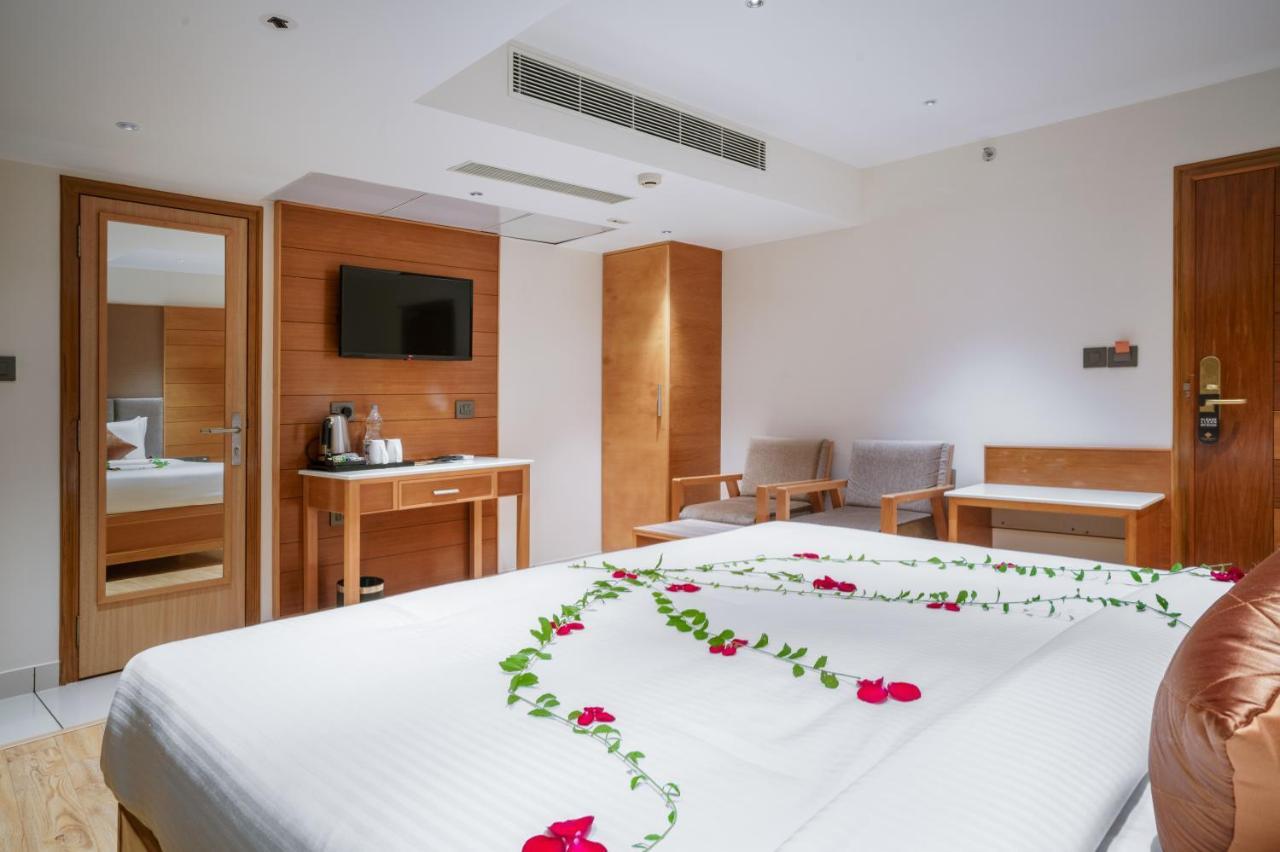 Townbridge Hotels & Suites Kochi Exterior foto