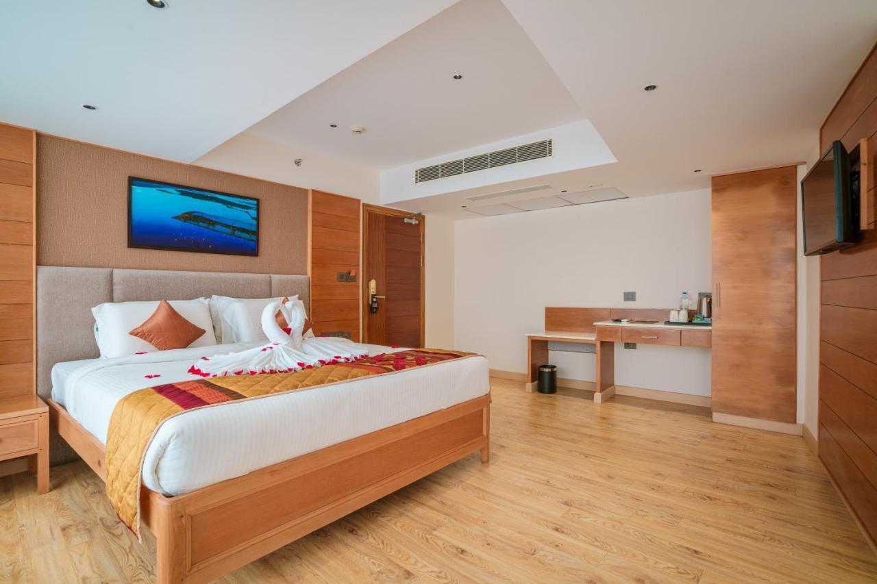 Townbridge Hotels & Suites Kochi Exterior foto