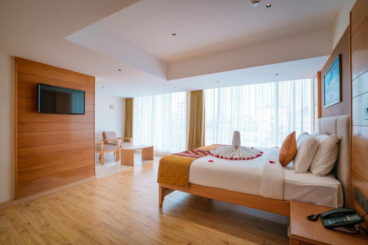 Townbridge Hotels & Suites Kochi Exterior foto