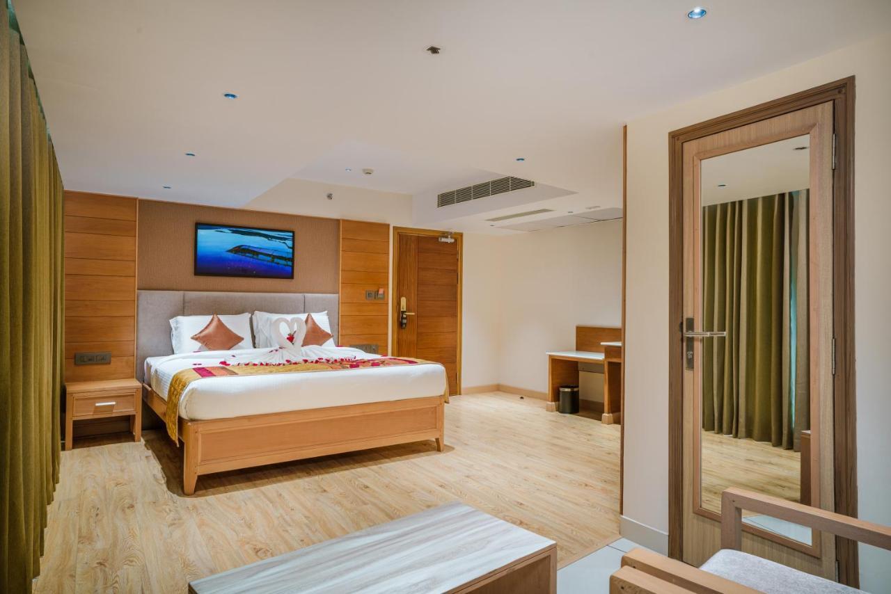 Townbridge Hotels & Suites Kochi Exterior foto