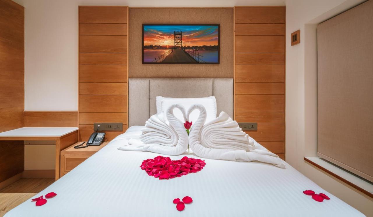 Townbridge Hotels & Suites Kochi Exterior foto