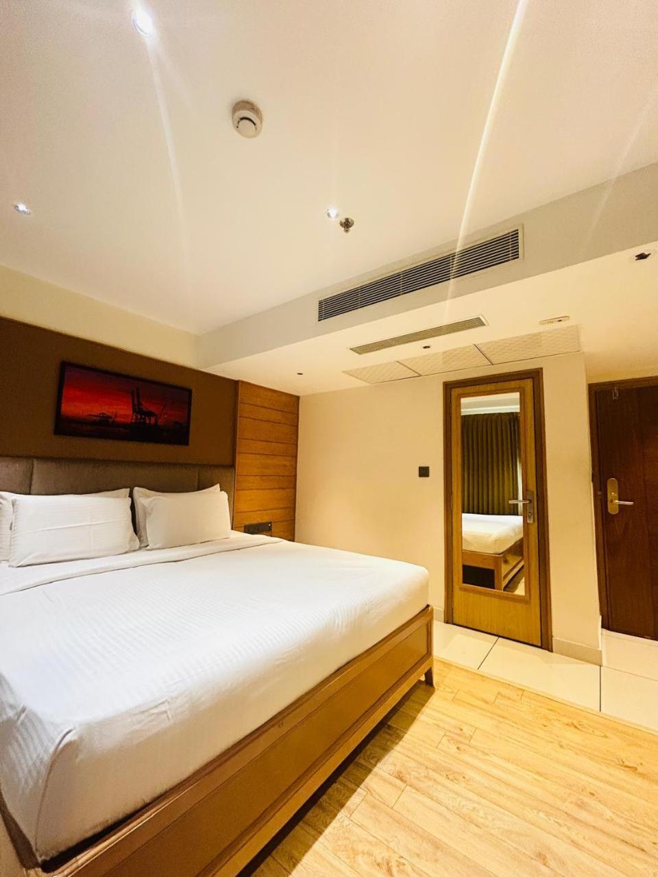 Townbridge Hotels & Suites Kochi Exterior foto